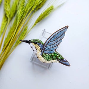 Beaded hummingbird brooch bird pin jewelry embroidered lapel pin colibri brooch handmade gift for her bird lover gift summer accessories