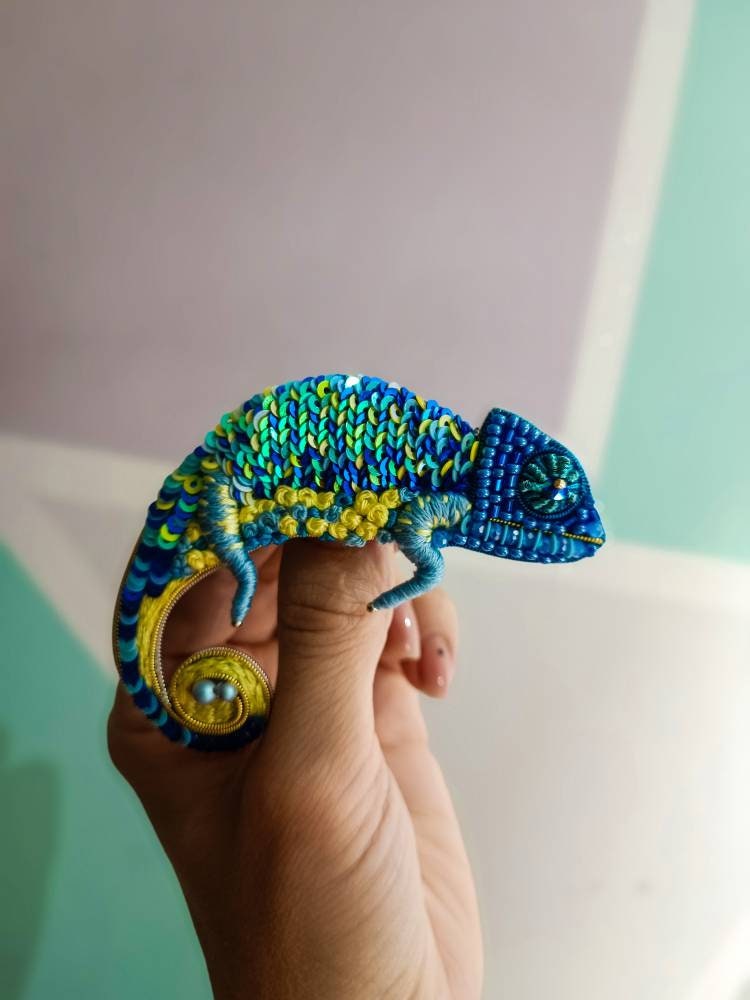 Embroidered chameleon pin beaded brooch lizard sequins jewelry yellow and blue pin Ukrainian flag colors made in Ukraine unique jewelry gift - Thumbnail 6