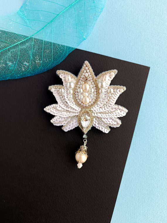 Trifari brooch Flower Rhinestone Pave Antique 1940s A Philippe Fur Clip