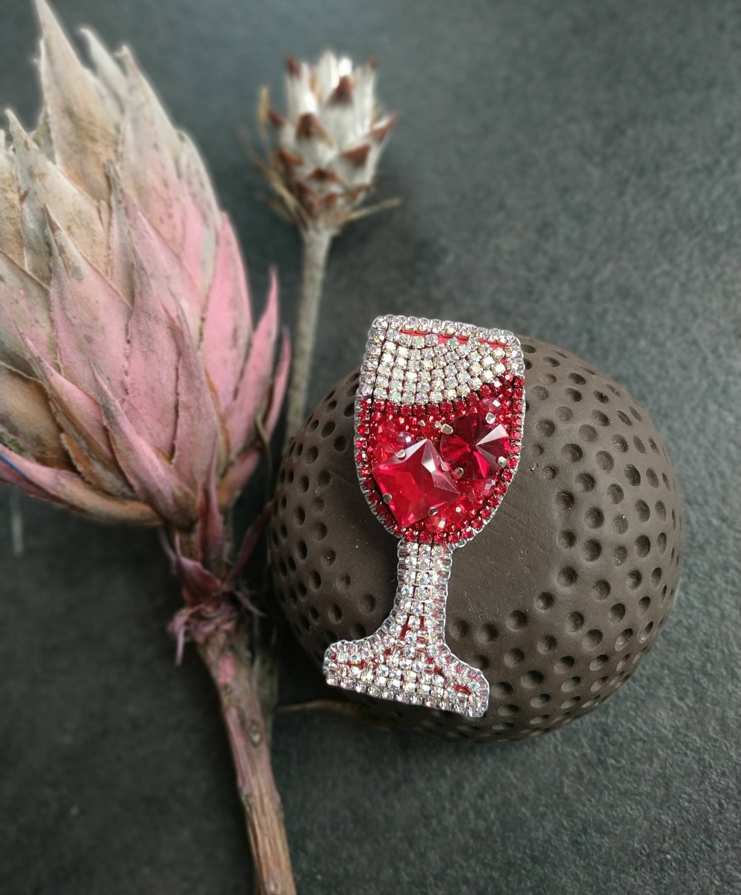 Beaded glass brooch red, wine lover gift, wine jewelry, red wine, glass pin - Thumbnail 4
