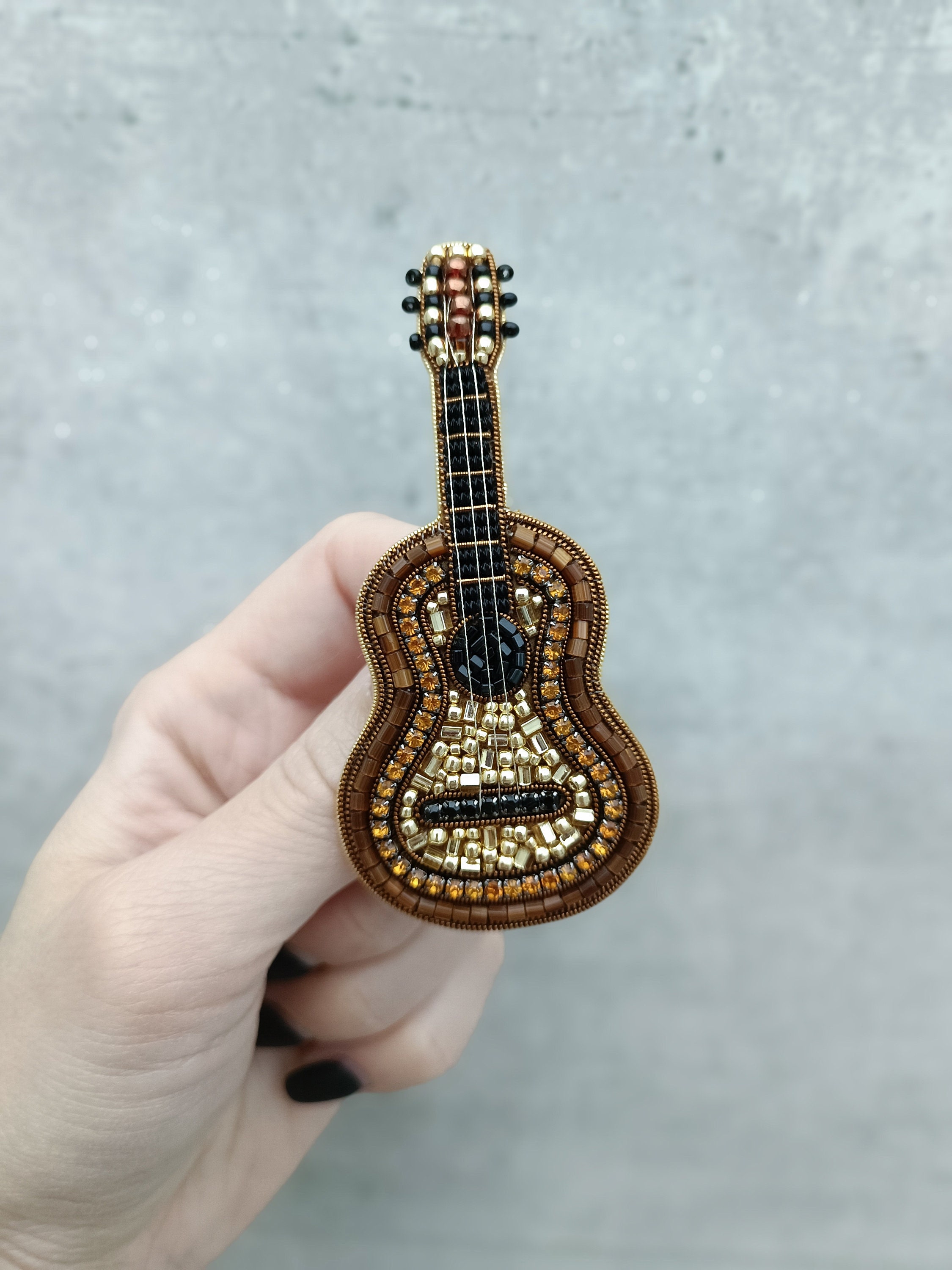 ビートルズ ギター型ブローチ ビーズのギターブローチ刺繍ピンギタリストミュージシャン