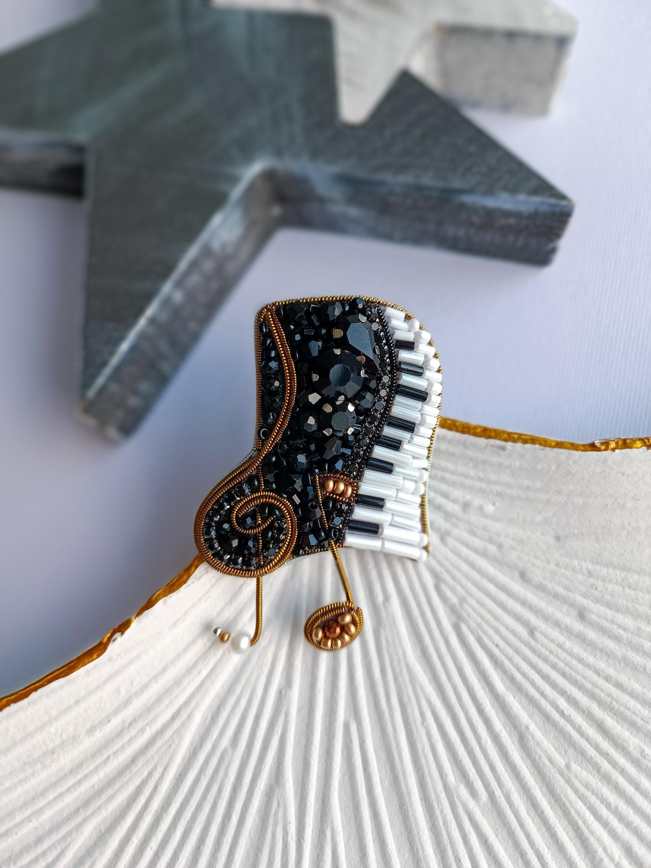 Beaded piano brooch embroidered musician pin handmade musician gift made in Ukraine black and white treble clef - Thumbnail 6