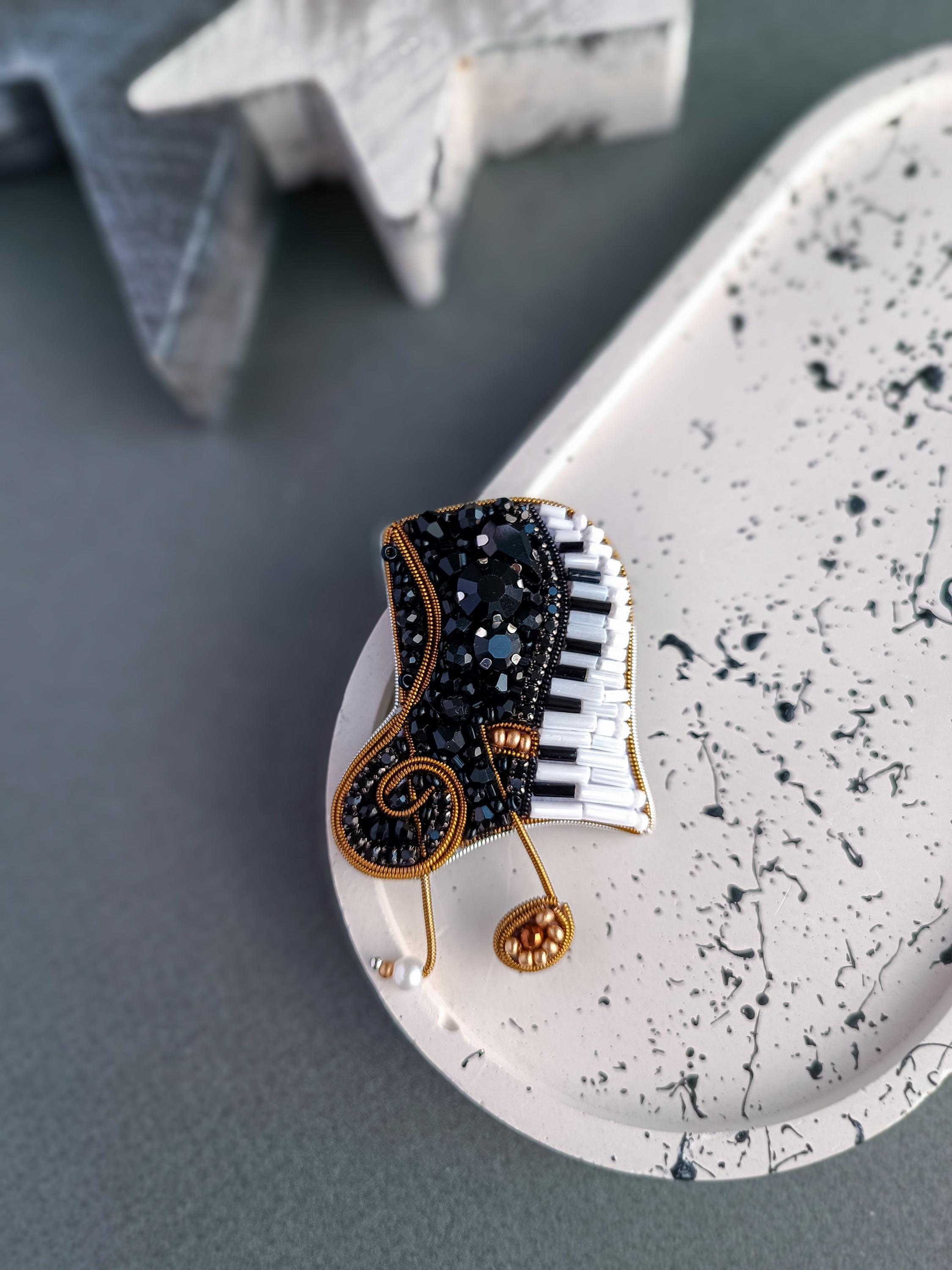 Beaded piano brooch embroidered musician pin handmade musician gift made in Ukraine black and white treble clef - Thumbnail 4