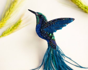 Broche colibri en perles brodée cadeau pour son amoureux des oiseaux bijoux broche plume d'autruche cadeau unique fait main oiseau vert bleu foncé