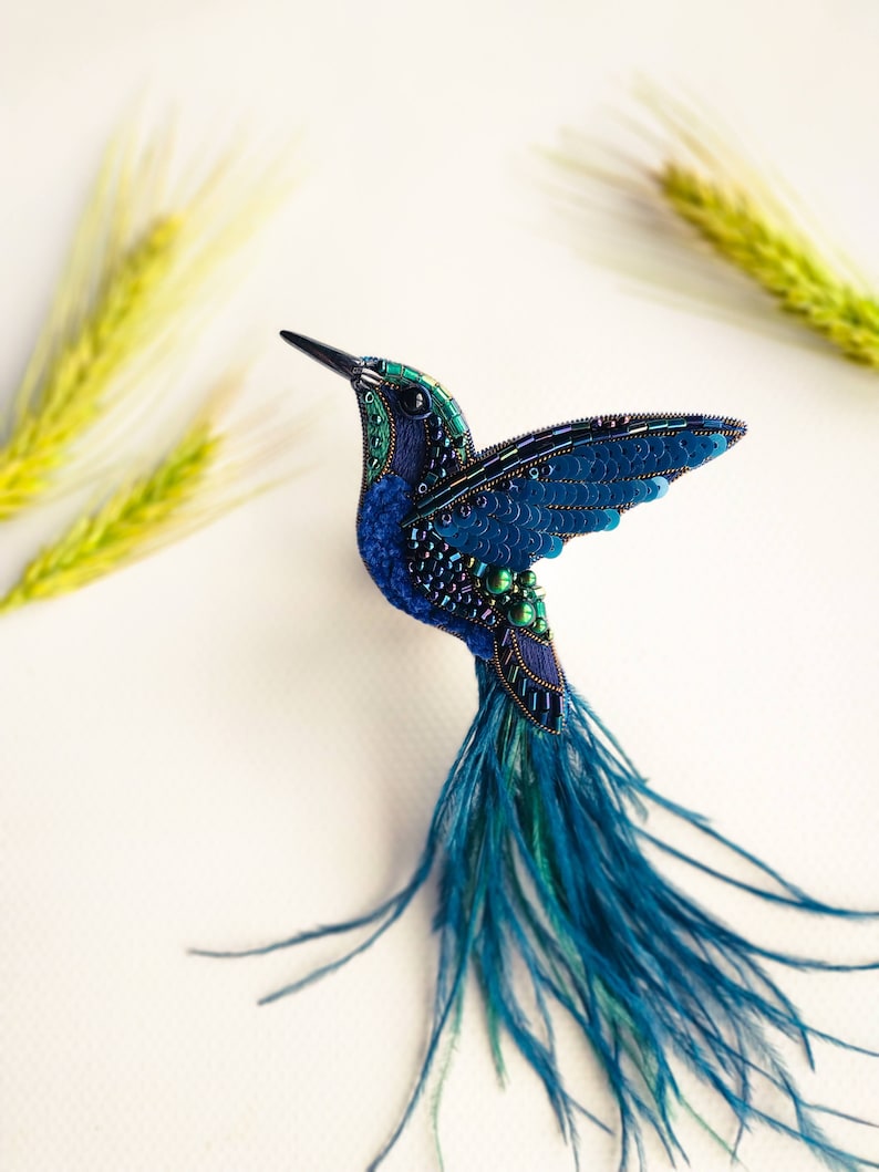 Broche de colibrí con cuentas, regalo bordado para su amante de las aves, joyería, broche de plumas de avestruz, regalo único hecho a mano, pájaro verde azul oscuro imagen 1