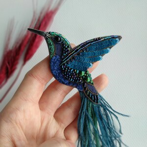 Beaded hummingbird brooch pin embroidered gift for her bird lover jewelry ostrich feather brooch handmade unique gift dark blue green bird zdjęcie 8