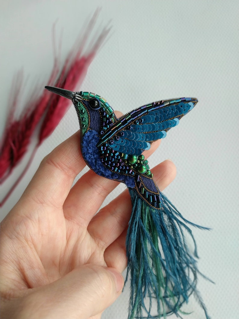 Beaded hummingbird brooch pin embroidered gift for her bird lover jewelry ostrich feather brooch handmade unique gift dark blue green bird zdjęcie 8