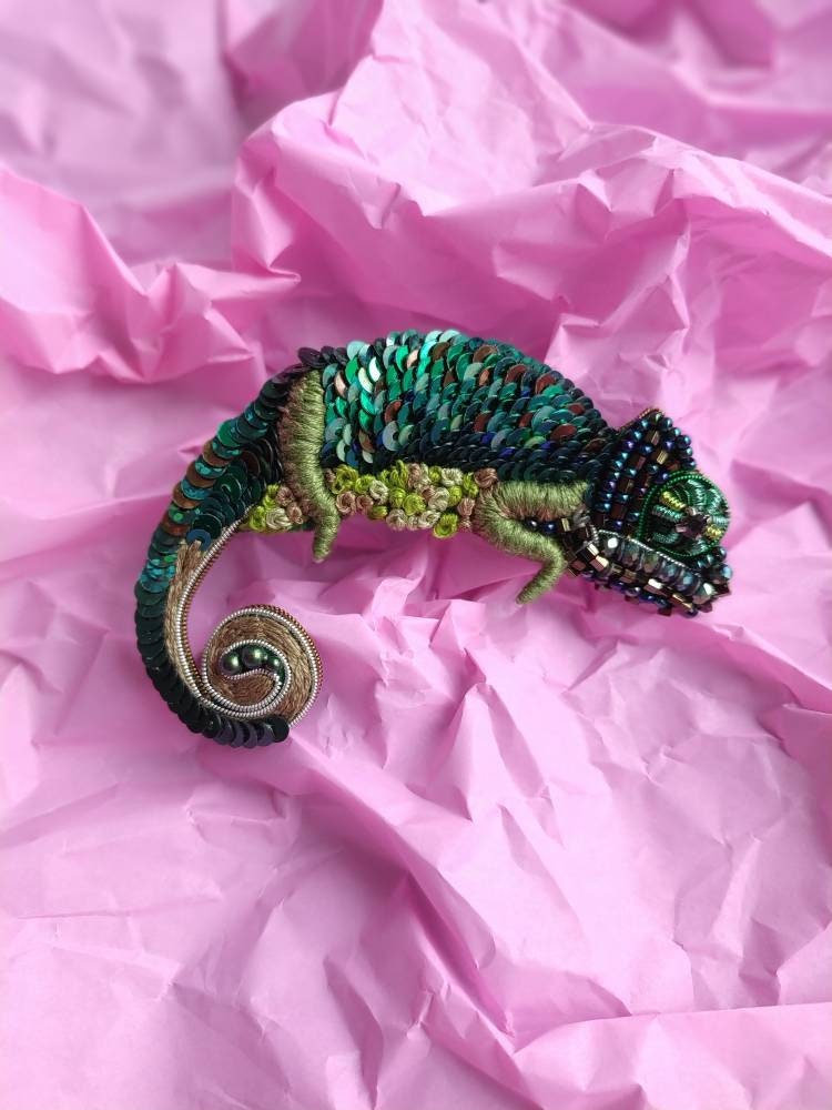 Beaded chameleon brooch handmade lizard pin chameleon jewelry gift for her Christmas gift green chameleon embroidered with seed beads - Thumbnail 6
