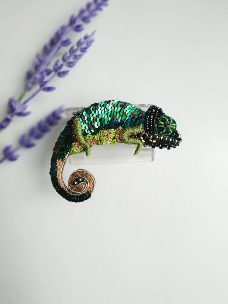 Beaded chameleon brooch handmade lizard pin chameleon jewelry gift for her Christmas gift green chameleon embroidered with seed beads - Thumbnail 3