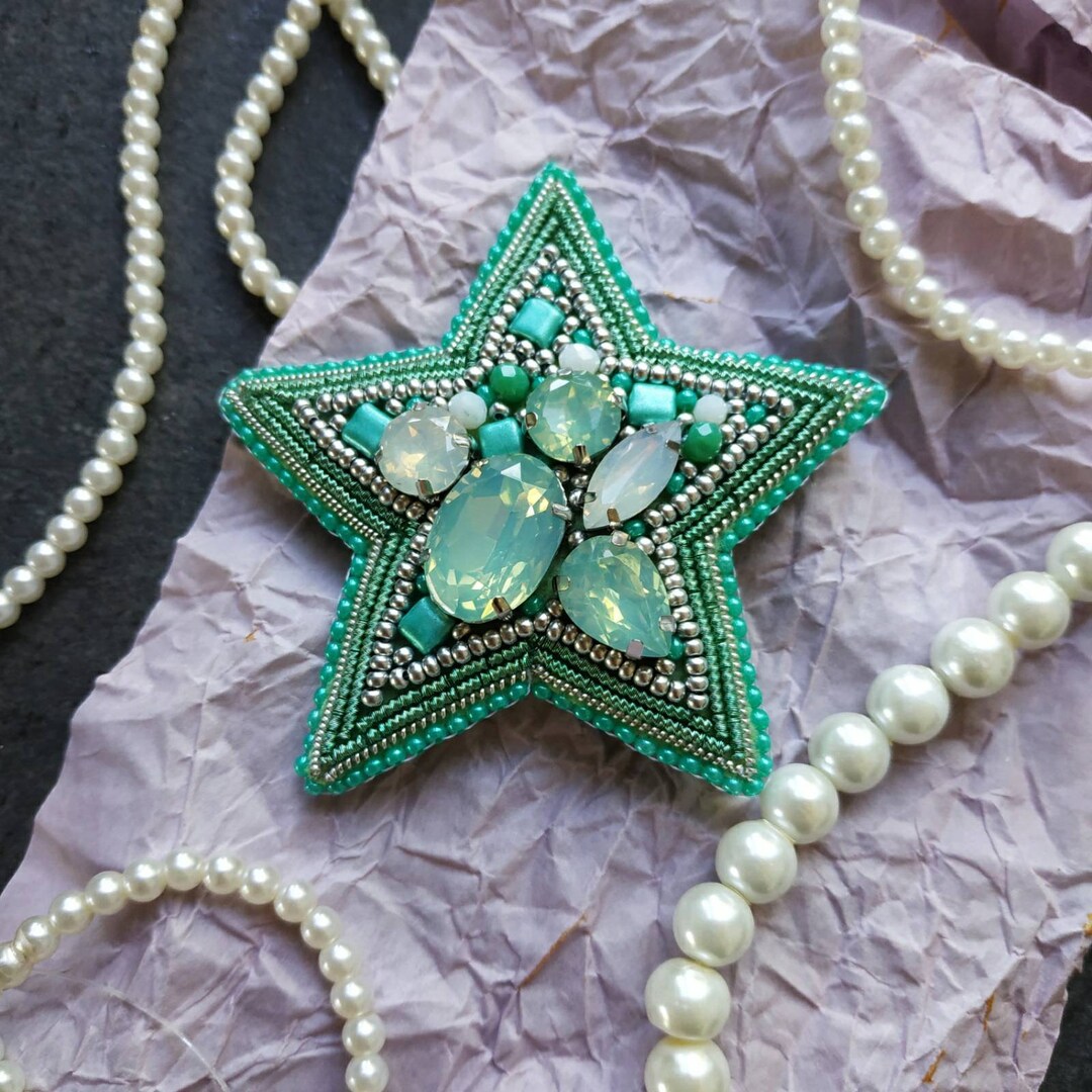 Broche Vintage En Métal Doré - Forme Étoile Ajourée Avec Cristaux - Bon État - Réf. B3729