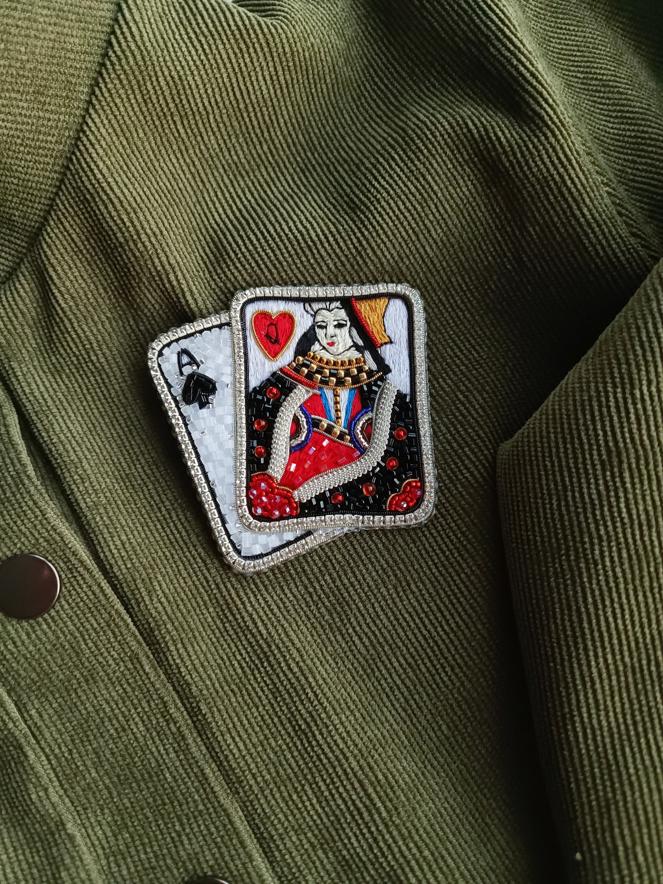 Embroidered seed beads brooch playing cards pin queen of hearts and ace of spades, pocker lover gift handmade, unique gift - Thumbnail 3