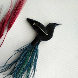 Beaded hummingbird brooch pin embroidered gift for her bird lover jewelry ostrich feather brooch handmade unique gift dark blue green bird zdjęcie 3