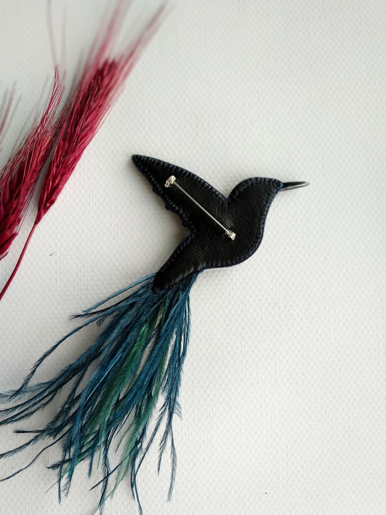 Beaded hummingbird brooch pin embroidered gift for her bird lover jewelry ostrich feather brooch handmade unique gift dark blue green bird zdjęcie 3