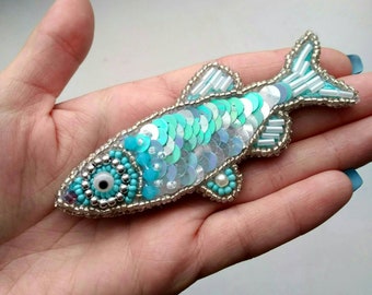 Broche poisson en argent perlée blanche et bleue brodée à la main avec des paillettes de rocailles Cadeau de Noël pour elle, bijoux poisson