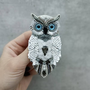 Broche perlée hibou, broche oiseau brodée, bijoux faits main, cadeau unique, hibou blanc et gris fabriqué en Ukraine