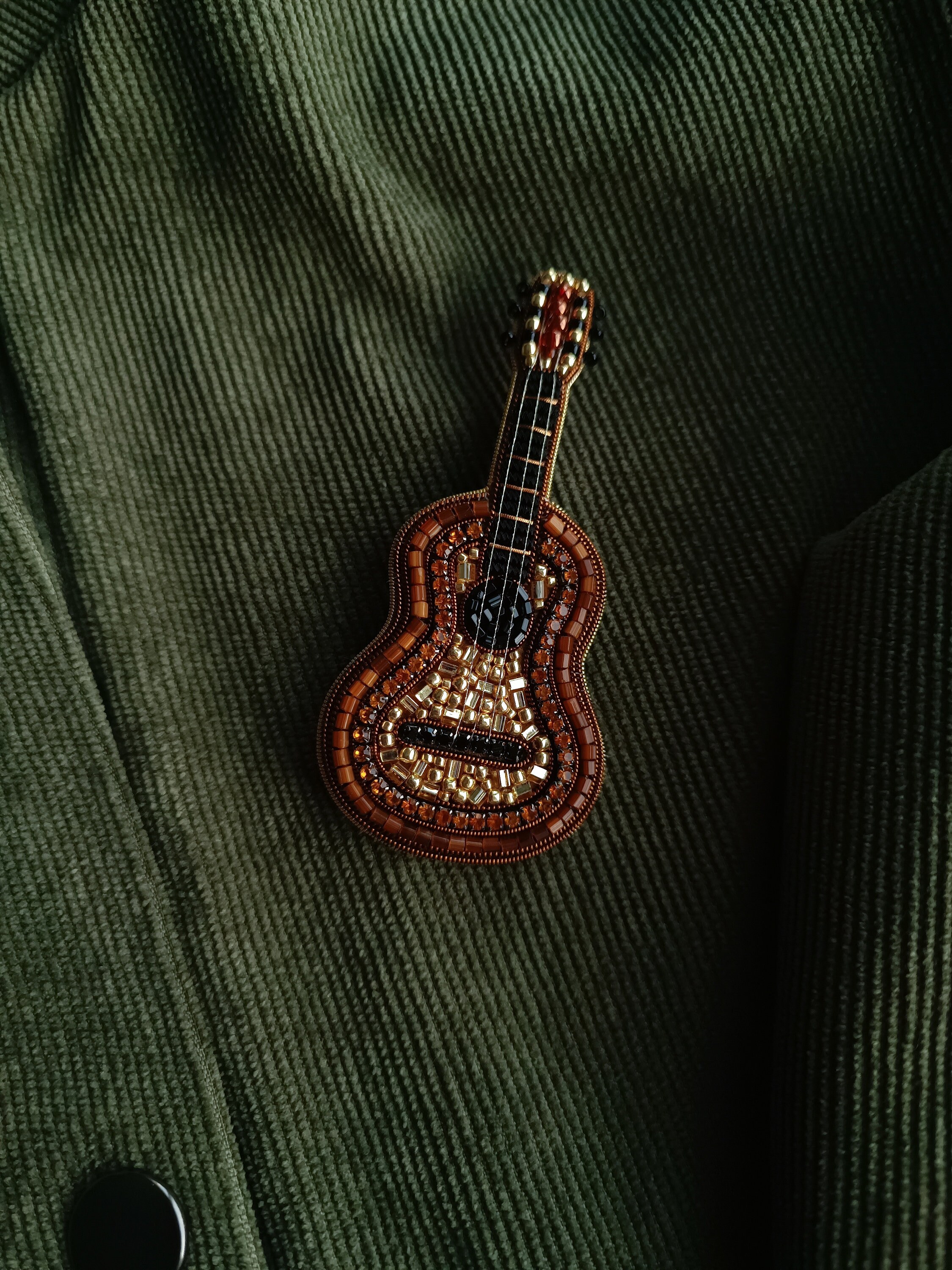 ビーズのギターブローチ刺繍ピンギタリストミュージシャン