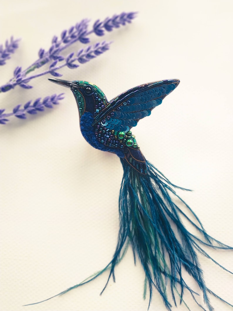 Beaded hummingbird brooch pin embroidered gift for her bird lover jewelry ostrich feather brooch handmade unique gift dark blue green bird zdjęcie 4