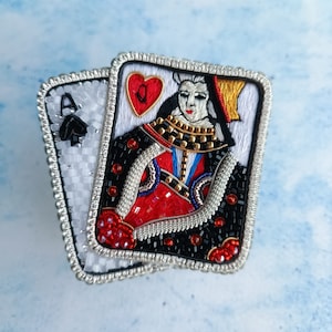 Gestickte Perlen Brosche Spielkarten Herz Dame und Pik-Ass, Pocker Liebhaber Geschenk handgemacht, einzigartiges Geschenk