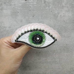 Broche perlée mauvais œil, épingle oeil vert, bijoux brodés, broche pailletée, bijoux pour les yeux, symbole du mauvais œil, cadeau unique pour elle en stock