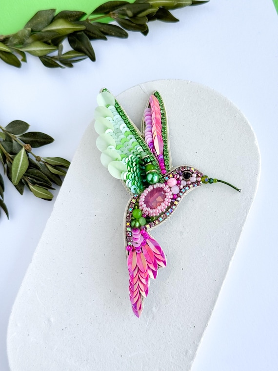 ハチドリ　鳥　ビーズ刺繍　ブローチ　ハンドメイド　ビーズブローチ　刺繍ブローチ ビーズ ハチドリ ブローチ ウクライナ色刺繍鳥ピン - ショップ