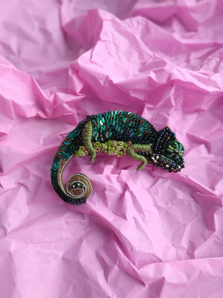Beaded chameleon brooch handmade lizard pin chameleon jewelry gift for her Christmas gift green chameleon embroidered with seed beads - Thumbnail 7