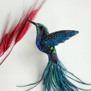 Broche de colibrí con cuentas, regalo bordado para su amante de las aves, joyería, broche de plumas de avestruz, regalo único hecho a mano, pájaro verde azul oscuro imagen 7