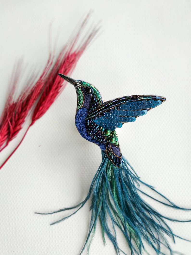 Beaded hummingbird brooch pin embroidered gift for her bird lover jewelry ostrich feather brooch handmade unique gift dark blue green bird zdjęcie 7