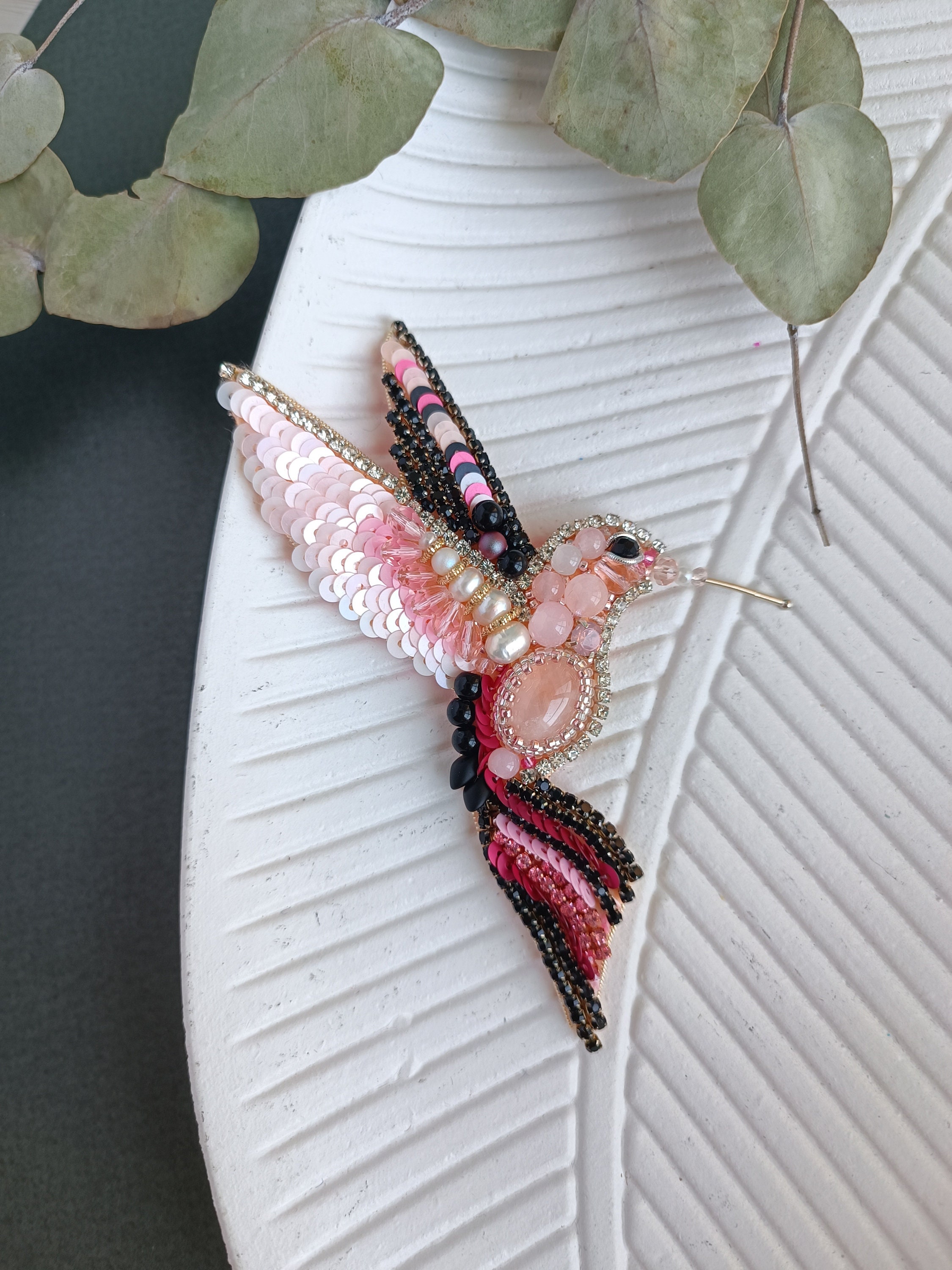 Spilla gioiello a forma di colibrì e di fiore di loto