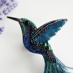 Broche de colibrí con cuentas, regalo bordado para su amante de las aves, joyería, broche de plumas de avestruz, regalo único hecho a mano, pájaro verde azul oscuro imagen 2