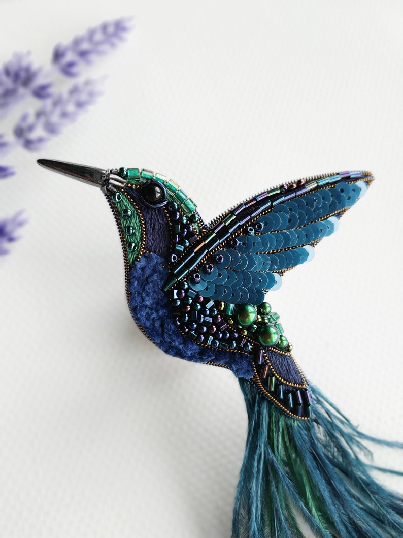 Beaded hummingbird brooch pin embroidered gift for her bird lover jewelry ostrich feather brooch handmade unique gift dark blue green bird zdjęcie 2