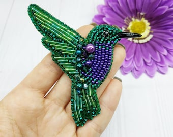 Broche colibri en perles brodée cadeau pour son amoureux des oiseaux broche bijoux fait main cadeau unique vert et oiseau colibri pin