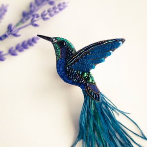 Beaded hummingbird brooch pin embroidered gift for her bird lover jewelry ostrich feather brooch handmade unique gift dark blue green bird zdjęcie 5