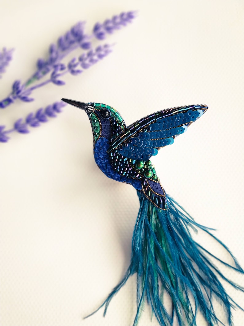 Beaded hummingbird brooch pin embroidered gift for her bird lover jewelry ostrich feather brooch handmade unique gift dark blue green bird zdjęcie 5