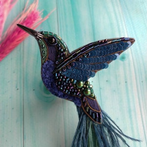 Beaded hummingbird brooch pin embroidered gift for her bird lover jewelry ostrich feather brooch handmade unique gift dark blue green bird zdjęcie 10