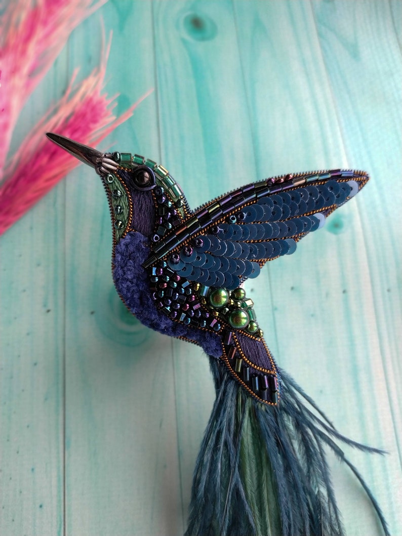 Broche de colibrí con cuentas, regalo bordado para su amante de las aves, joyería, broche de plumas de avestruz, regalo único hecho a mano, pájaro verde azul oscuro imagen 10