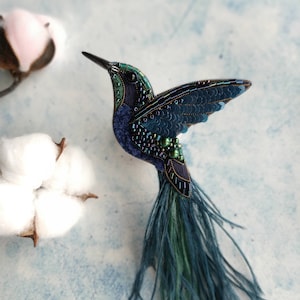 Beaded hummingbird brooch pin embroidered gift for her bird lover jewelry ostrich feather brooch handmade unique gift dark blue green bird zdjęcie 9