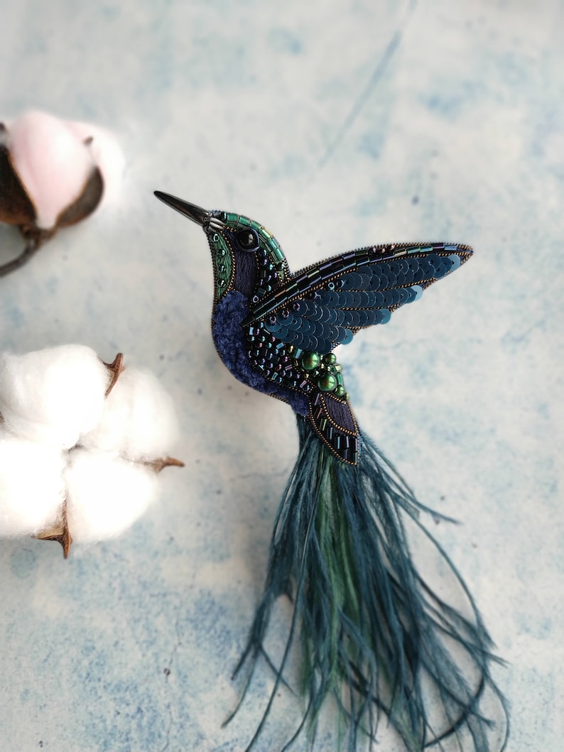 Beaded hummingbird brooch pin embroidered gift for her bird lover jewelry ostrich feather brooch handmade unique gift dark blue green bird zdjęcie 9