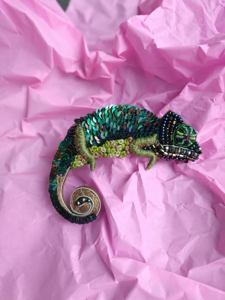 Beaded chameleon brooch handmade lizard pin chameleon jewelry gift for her Christmas gift green chameleon embroidered with seed beads - Thumbnail 5