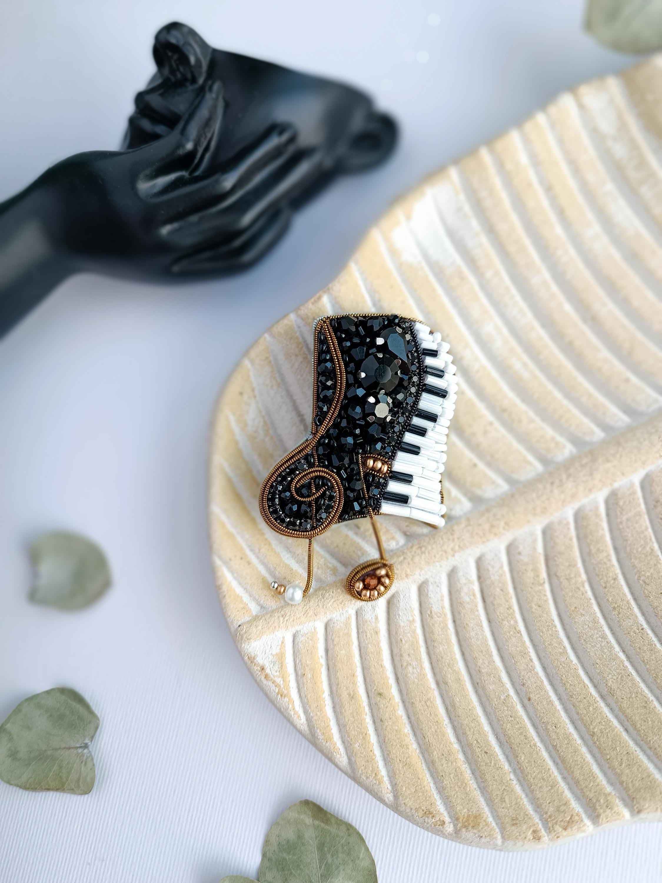 Beaded piano brooch embroidered musician pin handmade musician gift made in Ukraine black and white treble clef - Thumbnail 2