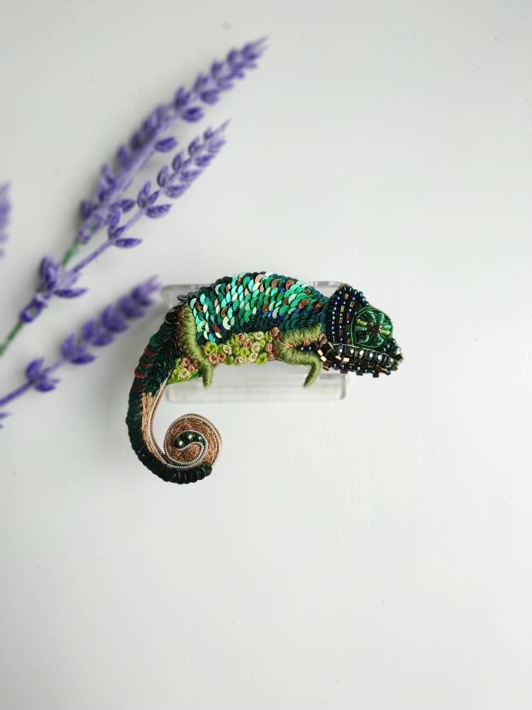 Beaded chameleon brooch handmade lizard pin chameleon jewelry gift for her Christmas gift green chameleon embroidered with seed beads - Thumbnail 4