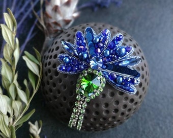 Broche brodée à la main de centaurée bleuet bleu