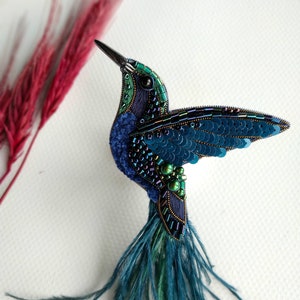 Beaded hummingbird brooch pin embroidered gift for her bird lover jewelry ostrich feather brooch handmade unique gift dark blue green bird zdjęcie 6