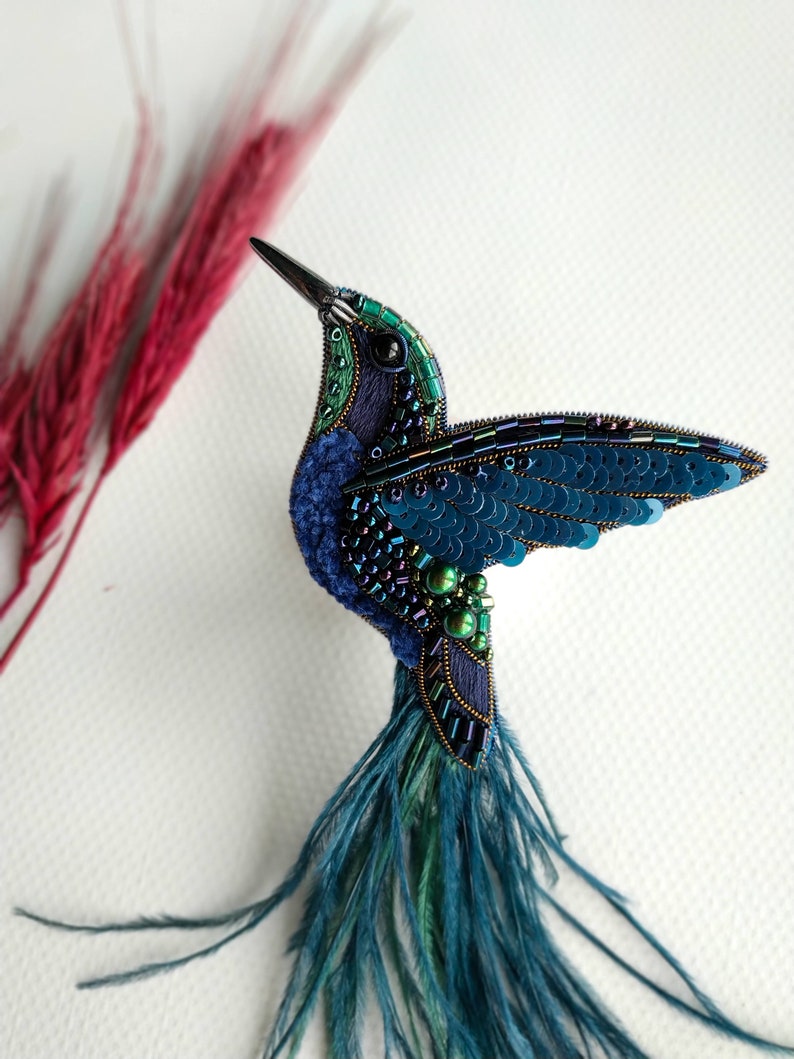 Beaded hummingbird brooch pin embroidered gift for her bird lover jewelry ostrich feather brooch handmade unique gift dark blue green bird zdjęcie 6
