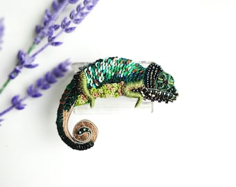 Beaded chameleon brooch handmade lizard pin chameleon jewelry gift for her Christmas gift green chameleon embroidered with seed beads