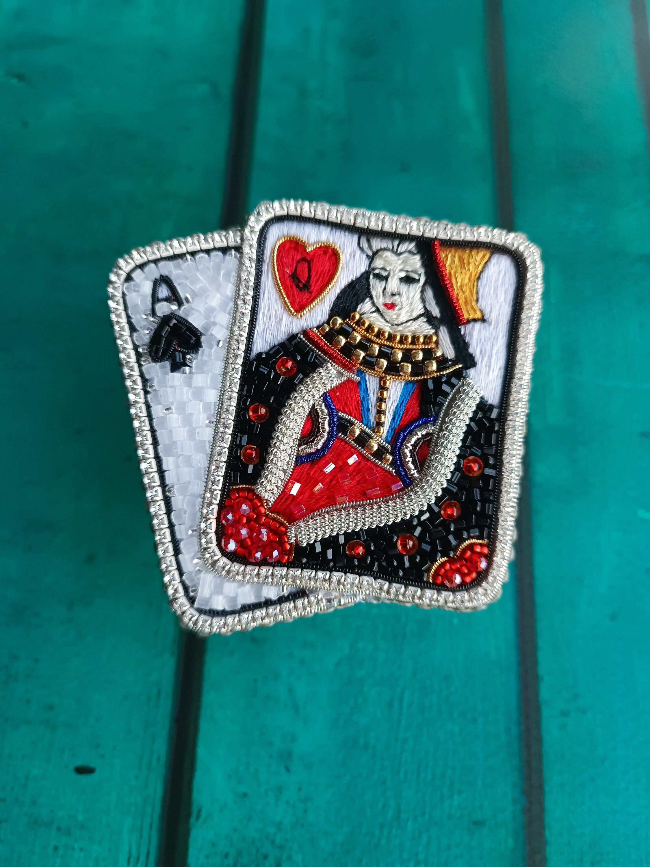 Embroidered seed beads brooch playing cards pin queen of hearts and ace of spades, pocker lover gift handmade, unique gift - Thumbnail 6
