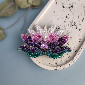 Broche lotus brodée lotos bijoux en perles faits main épingles à fleurs rose jeu de mots fabriqué en Ukraine cadeau unique pour ses bijoux de lys