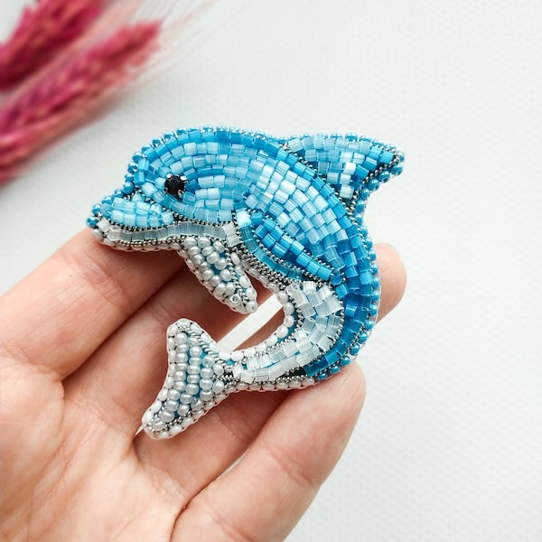 Broche dauphin en perles, épingle bleue brodée bijoux poisson épingle dauphin cadeau pour elle bijoux animal
