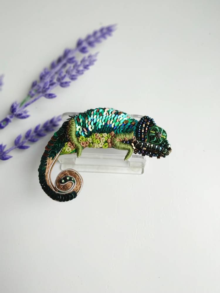 Beaded chameleon brooch handmade lizard pin chameleon jewelry gift for her Christmas gift green chameleon embroidered with seed beads - Thumbnail 2