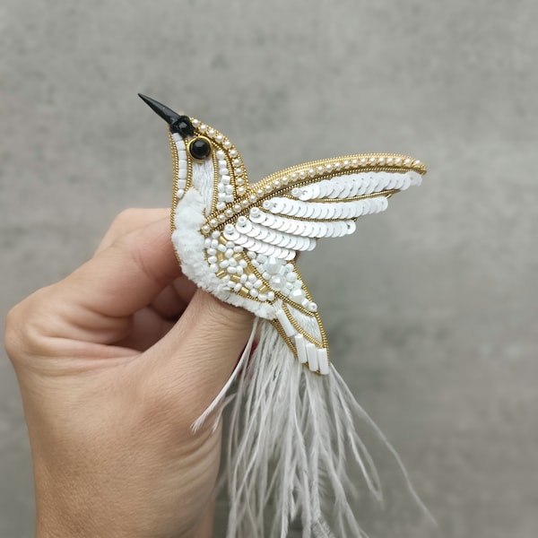 Broche brodée colibri, épingle oiseau blanc, bijoux faits main, épingle perlée fabriquée en Ukraine, bijoux de mariage, boutique ukrainienne, épingle de mariage