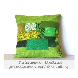 Könnte beinhalten: Grünes Patchwork-Kissen mit verschiedenen grünen und gelben Stoffquadraten. Das Kissen ist personalisierbar und kann gefüllt oder ungefüllt sein. "Patchwork - Unikate personalisierbar, mit / ohne Füllung" steht am unteren Bildrand.